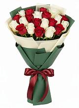 Букет Микс из красных и белых роз в Поповке