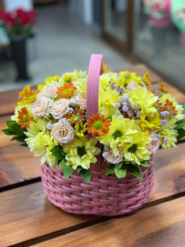 Цветочная композиция из Хризантемы и Розы в корзине в Поповке